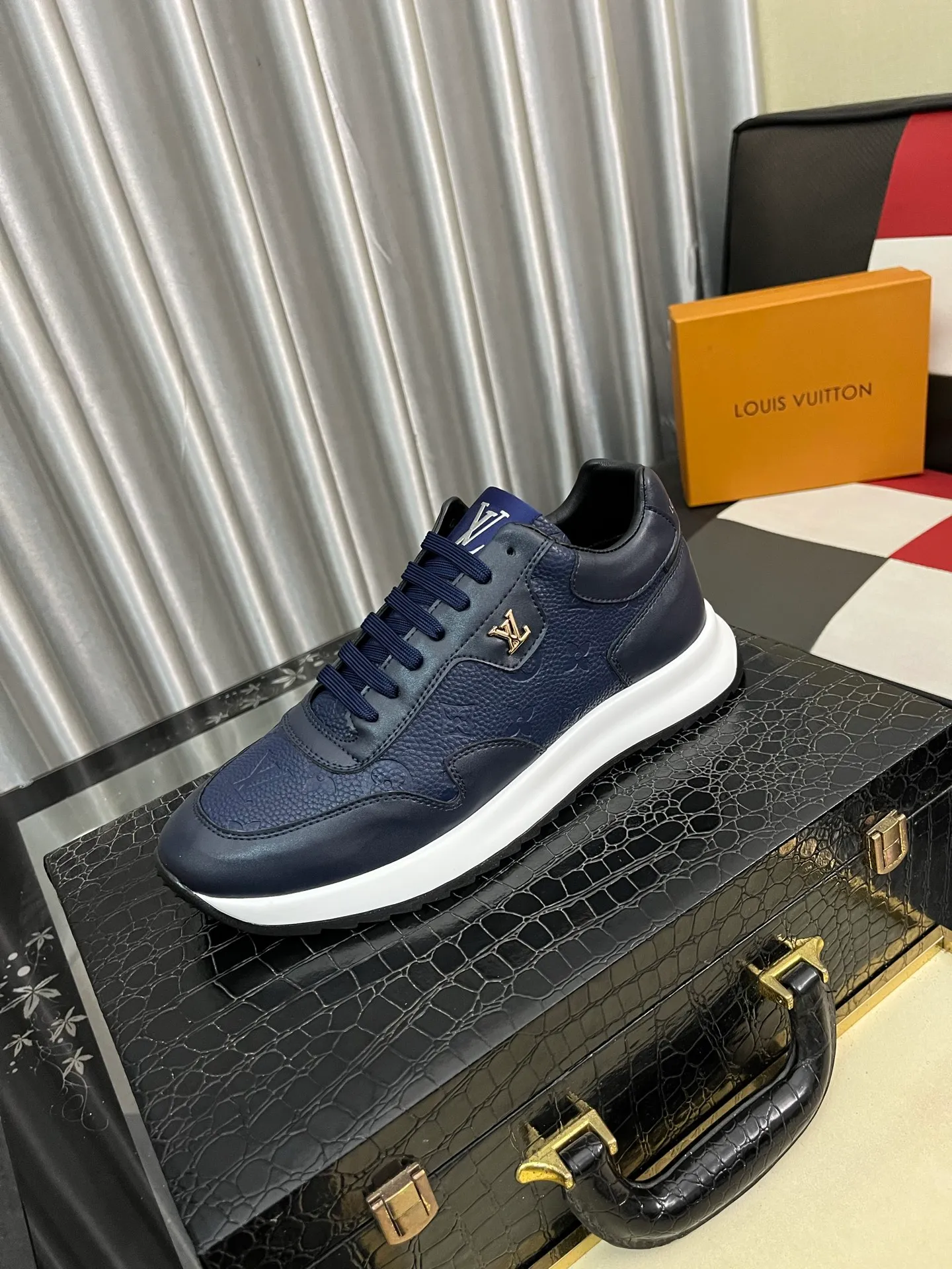 Men's shoes💰438⌚️⌚️《Louis vuitton/LV Louis Vuitton》original quality.~ Unique modern style sneakers. 🏃A must-have casual shoe for trendy men😍😍 Original brand imported from Italy, imported original leather, cowhide lining (refuses to discolor and grind feet) sole: original sole provided by the original factory, French lazy style design ⚠️Fit to the feet, original quality, super comfortable original sole. Code number: 38-443️⃣Colors available